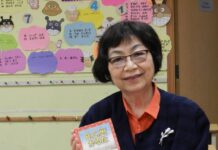 「生徒への愛情と教育への情熱をもって、楽しく学習」グラッドストーン日本語学園 村上陽子園長インタビュー 卒業生が作ったB.C.州かるたを手に。グラッドストーン日本語学校 村上陽子園長。Photo by The Vancouver Shinpo