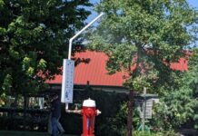 BC州に熱波、リトンで2025年国内最高気温を記録 暑さ対策に設置されたMisting Station。消火栓から水を引いたシャワーが辺りを涼やかに。2022年7月26日リッチモンド市。Photo by Japan Canada Today