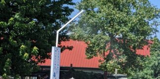 猛暑に備える、BC州での注意ポイント 暑さ対策に設置されたMisting Station。消火栓から水を引いたシャワーが辺りを涼やかに。2022年7月26日リッチモンド市。Photo by Japan Canada Today