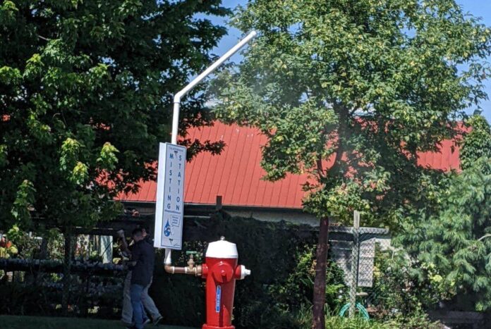 暑さ対策に設置されたMisting Station。消火栓から水を引いたシャワーが辺りを涼やかに。2022年7月26日リッチモンド市。Photo by Japan Canada Today