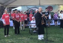 バンクーバー朝日パウエル祭で追悼慰霊式開催(寄稿) バンクーバー朝日パウエル祭で追悼慰霊式。2022年7月30日。写真:©2022 Manto Artworks