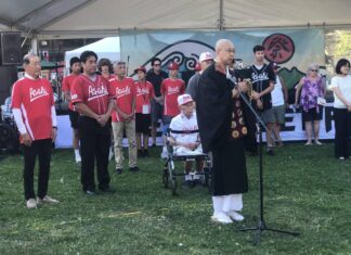 バンクーバー朝日パウエル祭で追悼慰霊式開催(寄稿) バンクーバー朝日パウエル祭で追悼慰霊式。2022年7月30日。写真:©2022 Manto Artworks