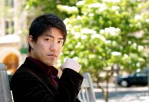 VMOバンクーバー・メトロポリタン・オーケストラ、20周年シーズン開幕コンサート エール大学構内でくつろぐ柳谷良さん(写真提供:柳谷良、撮影:Jacques Lee Wood)