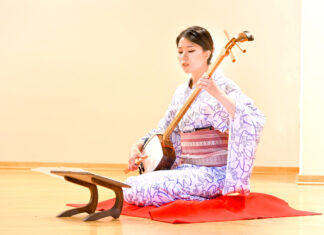 「バンクーバーの通りで三味線を弾くパフォーマンスをやってみたい」元芸妓・秋元麻依さん 三味線を弾きながらうたう秋元麻依さん。日系文化センター・博物館にて、2022年7月。Photo by Koichi Saito