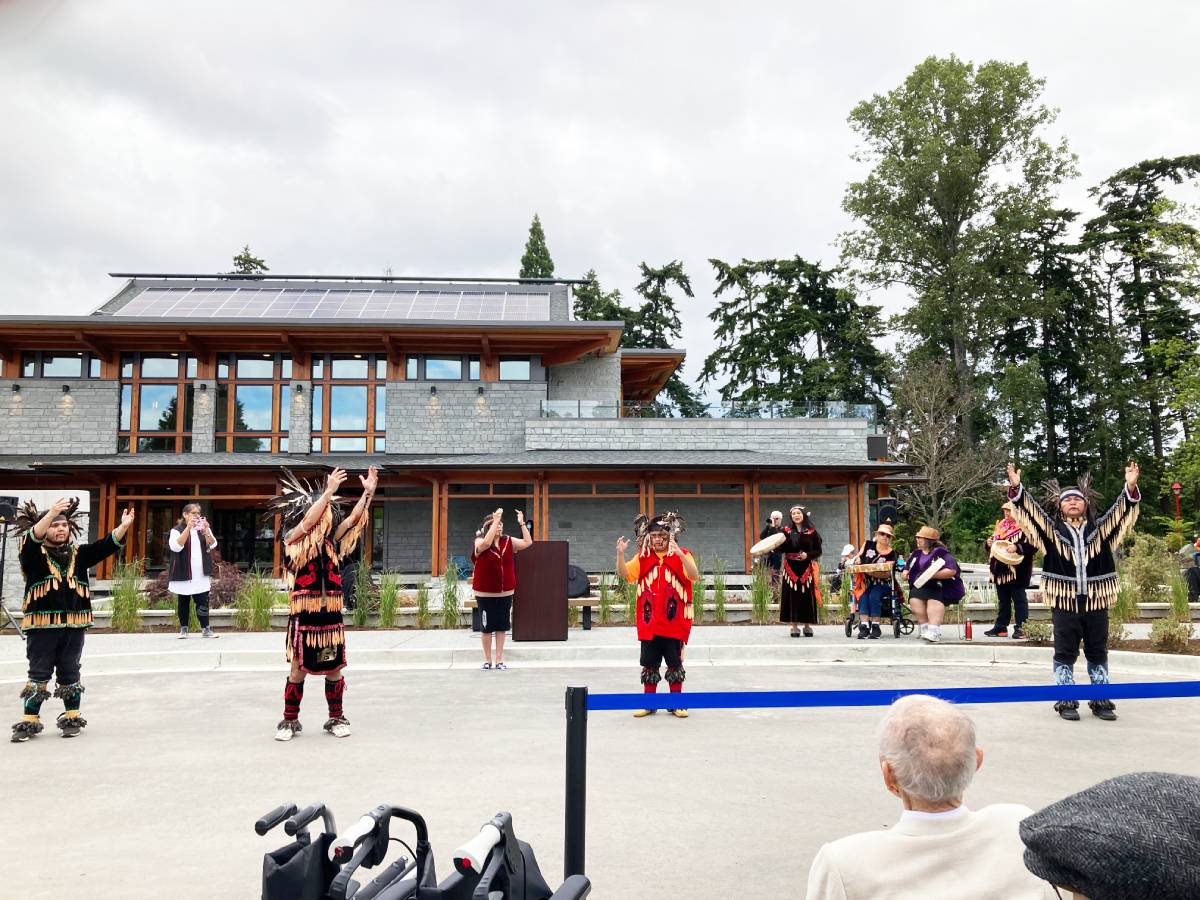 先住民の踊りで式典を開始。2022年6月18日、ゴージパーク。Photo by Keiko Miyamatsu Saunders
