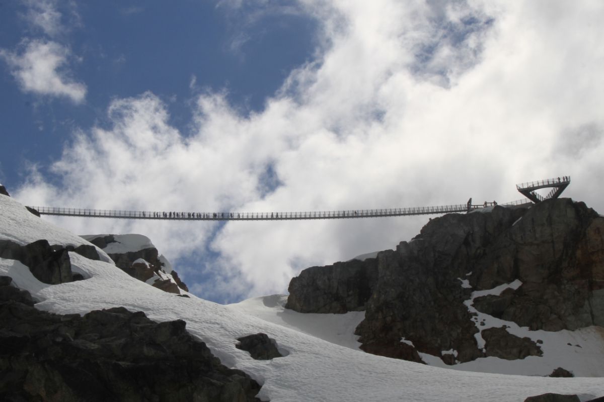 ウィスラー山頂上にかかるつり橋。Photo by ©Hideo Noguchi