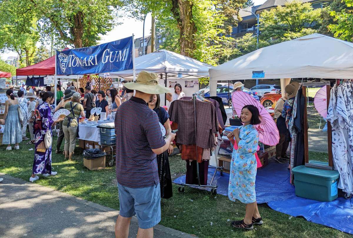 人気の隣組ブース、着物コーナーで。2022年7月30日オッペンハイマー公園。Photo by The Vancouver Shinpo