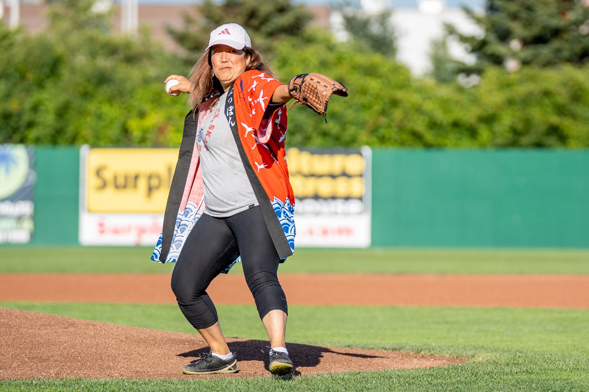 始球式に臨むカミバヤシさん。Ottawa Titans Home game against the Sussex County Miners in Ontario on August 6, 2022. Photo: L. Manuel Baechlin/Ottawa Titans