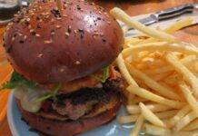 Le Burger Week開幕、変わり種ハンバーガーを楽しむ 牛肉を使ったハンバーガー。