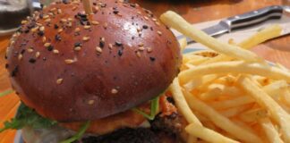Le Burger Week開幕、変わり種ハンバーガーを楽しむ 牛肉を使ったハンバーガー。