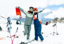 「モーグル以上に夢中になれるなにかを探して」 モーグル女子元日本代表 星野純子さんインタビュー(後編) ウィスラーで開催されたMomentum Campsに参加したコーチ仲間とツーショット。Photo courtesy of Junko Hoshino