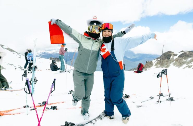 「モーグル以上に夢中になれるなにかを探して」 モーグル女子元日本代表 星野純子さんインタビュー(後編) ウィスラーで開催されたMomentum Campsに参加したコーチ仲間とツーショット。Photo courtesy of Junko Hoshino