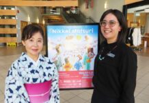 「日系祭り」10周年、最大規模で楽しく華やかに 日系祭り実行委員会委員長阿久沢さん(左)と日系文化センター・博物館事務局長フォスターさん。2022年8月、日系文化センター・博物館ロビーで。Photo by The Vancouver Shinpo