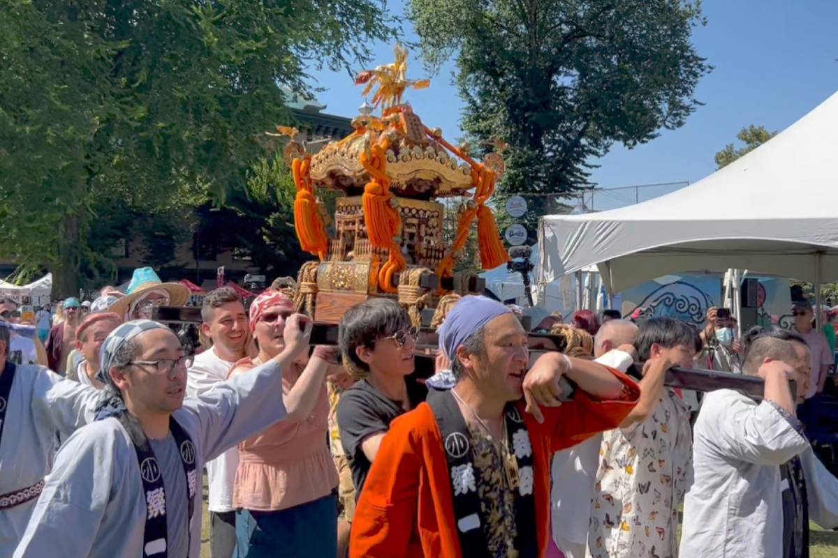 パウエル祭前半の人気イベント神輿。2022年7月30日、オッペンハイマー公園。Photo by Japan Canada Today