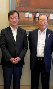 在バンクーバー総領事羽鳥隆氏と工野儀兵衛のひ孫、高井利夫氏（写真提供　日本カナダ商工会議所）