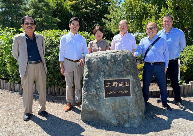 リッチモンドゲリーポイントパークにある日本庭園工野ガーデンにて和歌山県人会林栄造会長と工野利夫氏一行の対面（写真提供　日本カナダ商工会議所）