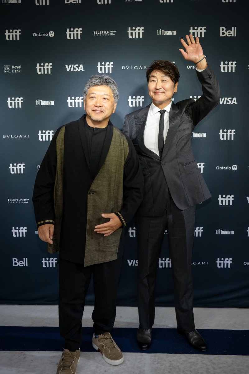 「Broker」のレッドカーペットに登場した是枝裕和監督（左）と主演のソン・ガンホさん。Photo Courtesy of TIFF