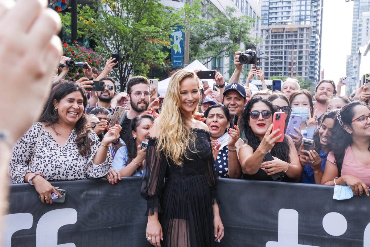 ファンと撮影に応じるジェニファー・ローレンスさん。Photo Courtesy of TIFF