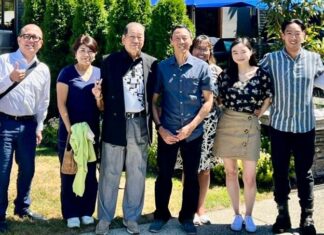 移民の父工野儀兵衛のひ孫、高井利夫氏、バンクーバーを訪問!(寄稿) 高井利夫氏とご家族、バンクーバー在住のもう一人の工野儀兵衛のひ孫ゲリー工野氏との感動の出会い(写真提供 日本カナダ商工会議所)