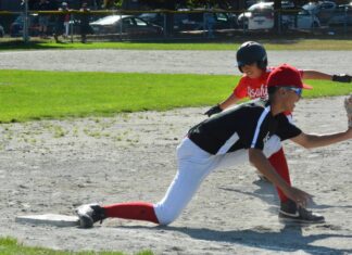 朝日レガシーゲーム、今年も開催 Sota Nagatomo選手、この後ヘッドから塁へ!! 2022年9月5日、バンクーバー市ナナイモパーク。写真:Noriko Tsuchiya/The Asahi Baseball Association
