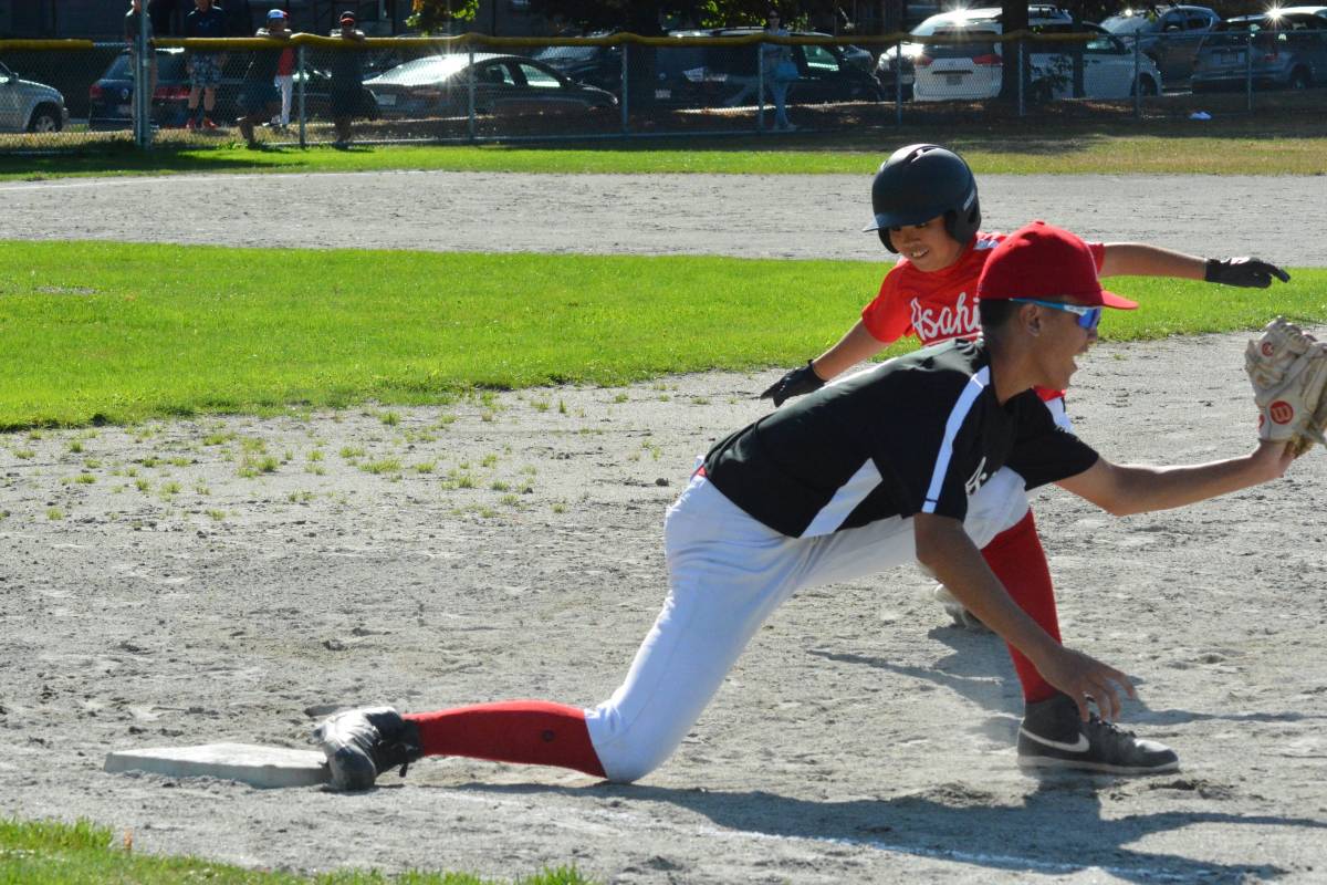 Sota Nagatomo選手、この後ヘッドから塁へ!!　2022年9月5日、バンクーバー市ナナイモパーク。写真：Noriko Tsuchiya/The Asahi Baseball Association