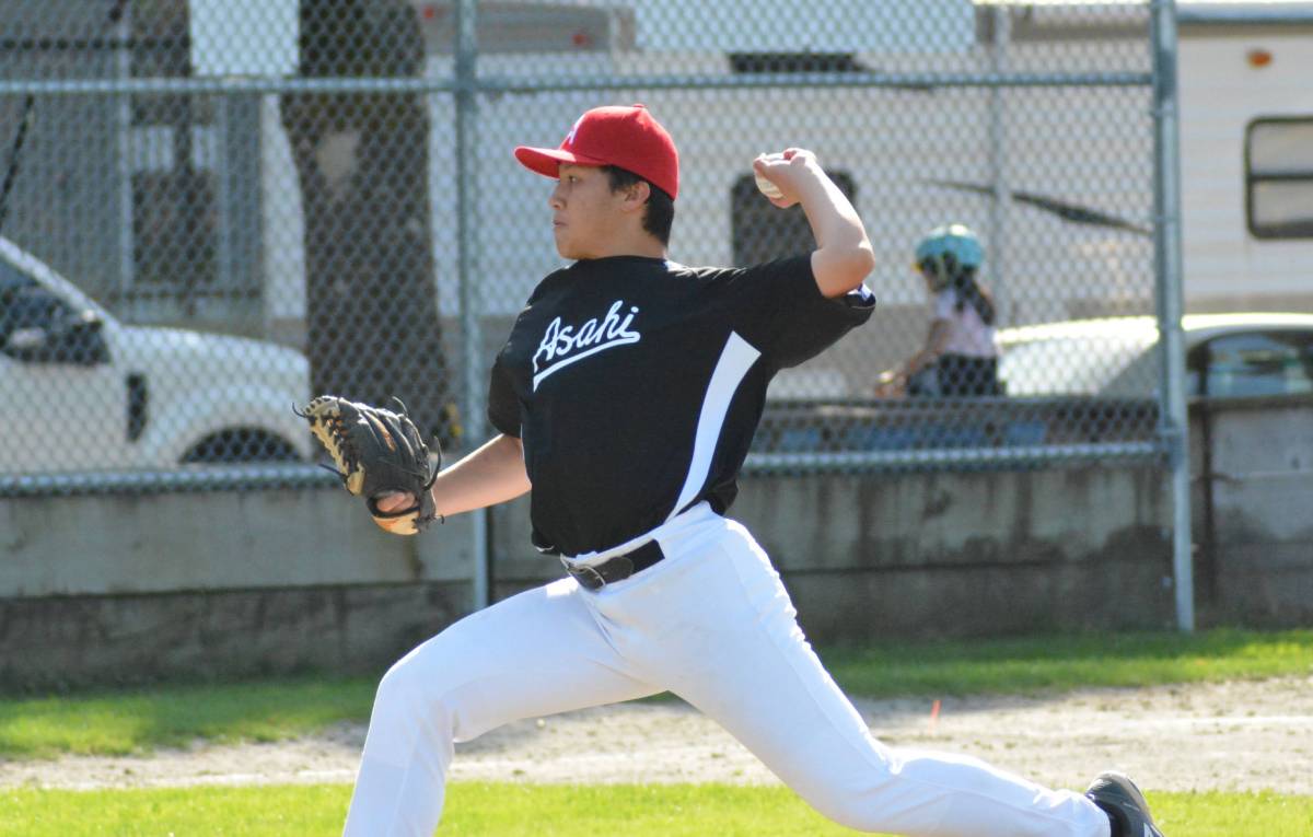 黒ユニフォームチームのMarkus Fong投手。￥2022年9月5日、バンクーバー市ナナイモパーク。写真：Noriko Tsuchiya/The Asahi Baseball Association