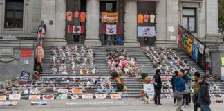 ウイリアムズレイクのレジデンシャルスクール跡地で66個の人骨の可能性 ブリティッシュ・コロンビア州カムループスのレジデンシャルスクール跡地で遺骨が見つかったあと、並べられた子ども靴とぬいぐるみ。2021年10月7日、バンクーバー市ダウンタウン。Photo by Naomi Mishima