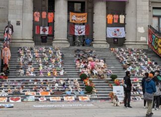 9月30日は「真実と和解のための日」、連邦機関や銀行は休業 ブリティッシュ・コロンビア州カムループスのレジデンシャルスクール跡地で遺骨が見つかったあと、並べられた子ども靴とぬいぐるみ。2021年10月7日、バンクーバー市ダウンタウン。Photo by Naomi Mishima