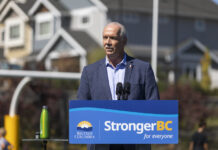 トルドー首相、ジョン・ホーガン前BC州首相を駐ドイツ・カナダ大使に任命 BC州民支援を発表するホーガン州首相。2022年9月8日、ラングフォード。Photo by Province of British Columbia/Flickr