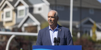 前BC州首相ジョン・ホーガン氏が死去 BC州民支援を発表するホーガン州首相。2022年9月8日、ラングフォード。Photo by Province of British Columbia/Flickr