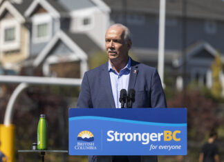 前BC州首相ジョン・ホーガン氏が死去 BC州民支援を発表するホーガン州首相。2022年9月8日、ラングフォード。Photo by Province of British Columbia/Flickr