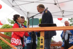 10周年祝賀証明書を受け取る阿久沢実行委員長（左）とジュリアン議員。2022年9月3日、日系文化センター・博物館。Photo by The Vancouver Shinpo