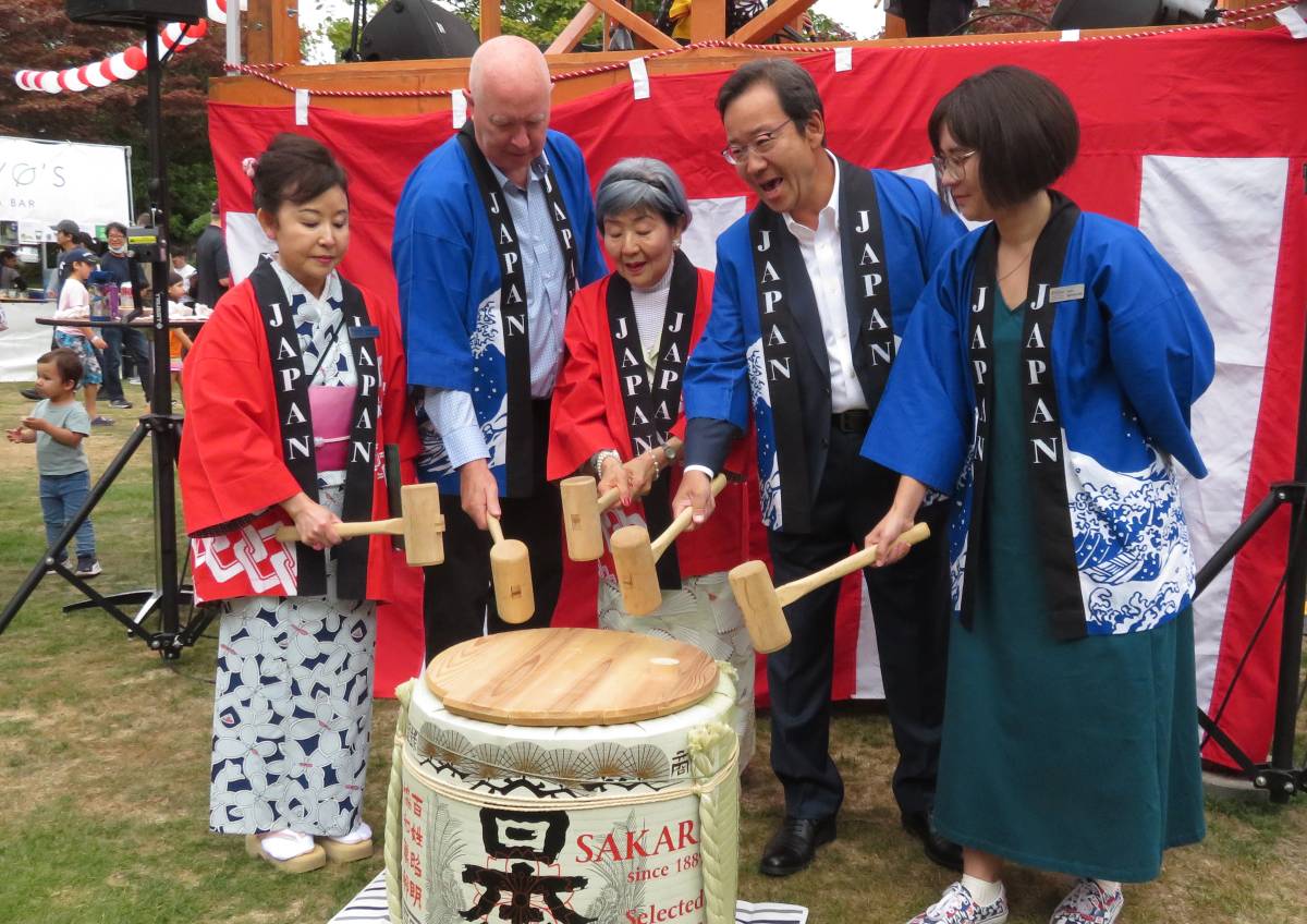 開会式恒例の鏡割り。左から、阿久沢実行委員長、ハーレー市長、大河内さん、羽鳥総領事、フォスター事務局長。2022年9月3日、日系文化センター・博物館。Photo by The Vancouver Shinpo