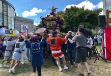 日系祭り10周年、バンクーバーで日本の祭りを満喫した2日間! 初めて神輿を担いだテレビリポーターマイケルさん。2022年9月3日、日系文化センター・博物館。Photo by Louise Akuzawa