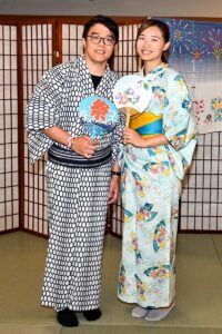 浴衣の着付けにうれしそうなジェフリーさん（左）とヴィンシーさん。2022年9月4日、日系文化センター・博物館。Photo by Koichi Saito