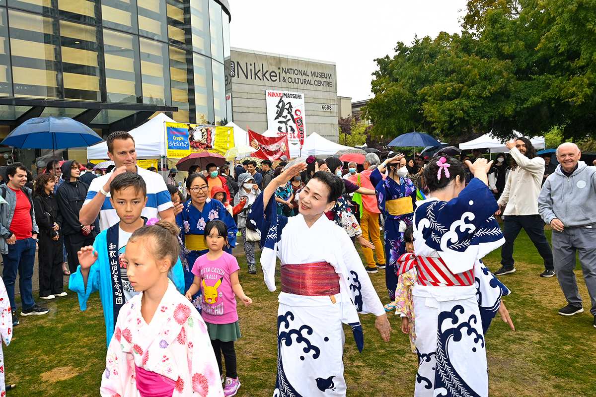 人気の盆踊り。みんなで踊って楽しく平和に。2022年9月4日、日系文化センター・博物館。Photo by Koichi Saito