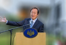 羽鳥総領事離任レセプション、離任を惜しむ声多く 隣で司会している領事館スタッフの優秀ぶりと楽しいバンド仲間だったことを笑顔で振り返る羽鳥総領事。2022年9月7日、在バンクーバー日本国総領事公邸。Photo by The Vancouver Shinpo