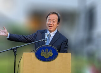 羽鳥総領事離任レセプション、離任を惜しむ声多く 隣で司会している領事館スタッフの優秀ぶりと楽しいバンド仲間だったことを笑顔で振り返る羽鳥総領事。2022年9月7日、在バンクーバー日本国総領事公邸。Photo by The Vancouver Shinpo