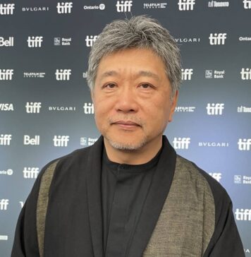トロント国際映画祭で「ベイビー・ブローカー」上映 是枝裕和監督がレッドカーペットで取材に応じる TIFF2022に作品「Broker」が上映され、駆け付けた是枝監督。2022年9月。オンタリオ州トロント。Photo by Michiru Miyai
