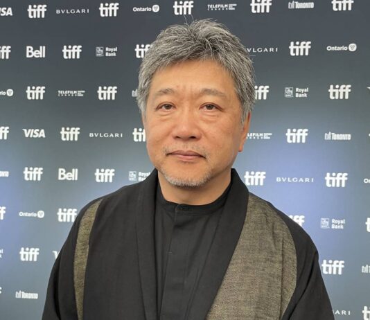 トロント国際映画祭で「ベイビー・ブローカー」上映 是枝裕和監督がレッドカーペットで取材に応じる TIFF2022に作品「Broker」が上映され、駆け付けた是枝監督。2022年9月。オンタリオ州トロント。Photo by Michiru Miyai