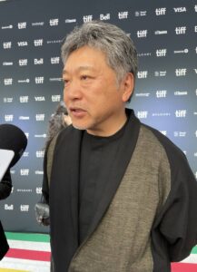 TIFF2022のレッドカーペットでインタビューを受ける是枝監督。2022年9月、オンタリオ州トロント。Photo by Michiru Miyai