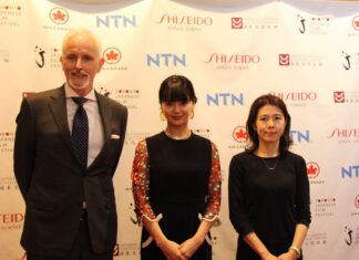 「良質の日本映画をカナダに」高畠晶さんインタビュー 高畠晶さん(右端)。トロント日本映画祭で。Photo courtesy of Aki Takabatake