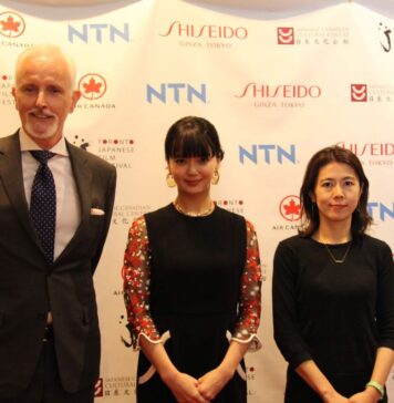 「良質の日本映画をカナダに」高畠晶さんインタビュー 高畠晶さん(右端)。トロント日本映画祭で。Photo courtesy of Aki Takabatake