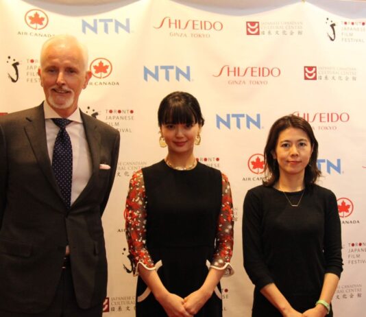 「良質の日本映画をカナダに」高畠晶さんインタビュー 高畠晶さん(右端)。トロント日本映画祭で。Photo courtesy of Aki Takabatake
