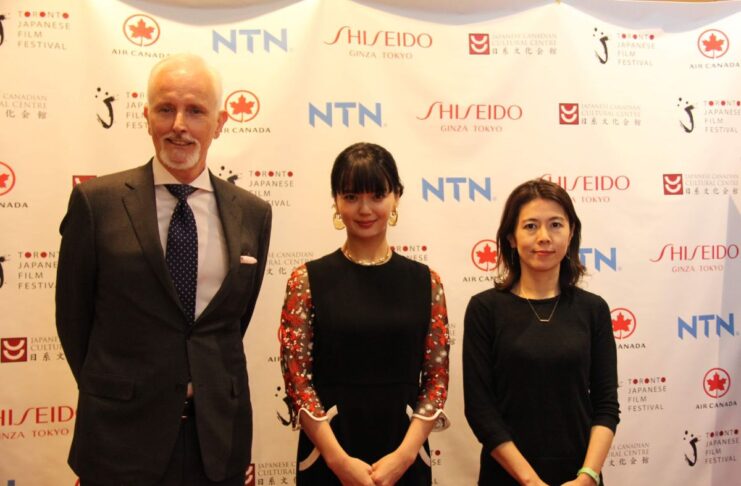「良質の日本映画をカナダに」高畠晶さんインタビュー 高畠晶さん(右端)。トロント日本映画祭で。Photo courtesy of Aki Takabatake