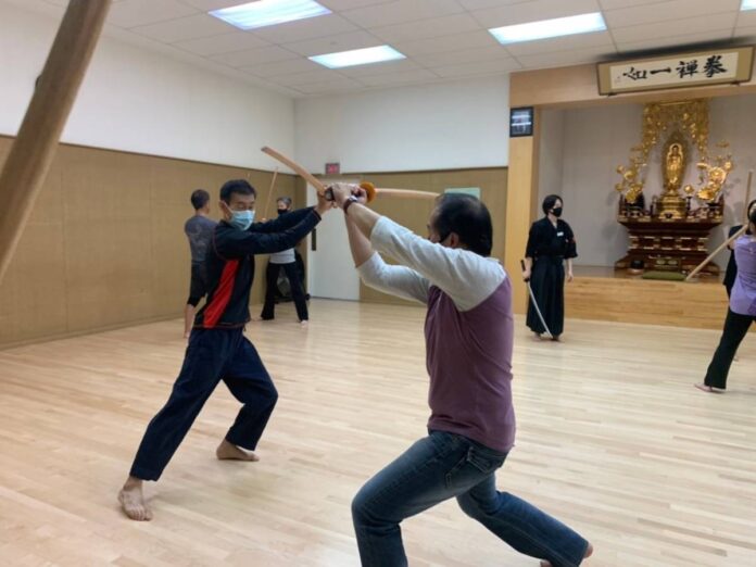 「殺陣教室」の様子。Photo by 和の学校＠東漸寺