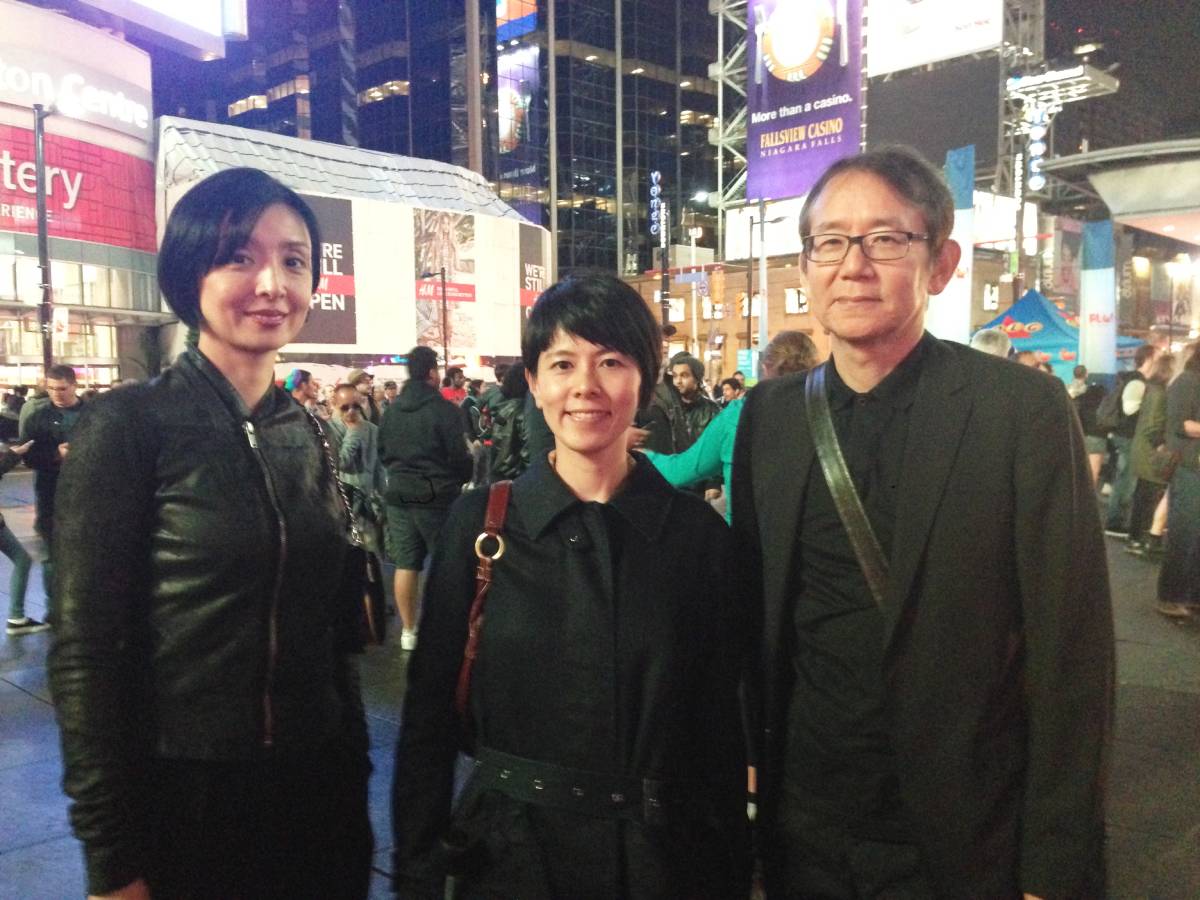 高畠晶さん（中央）。草刈民代さん（左端）、周防正行さんと。Photo courtesy of Aki Takabatake