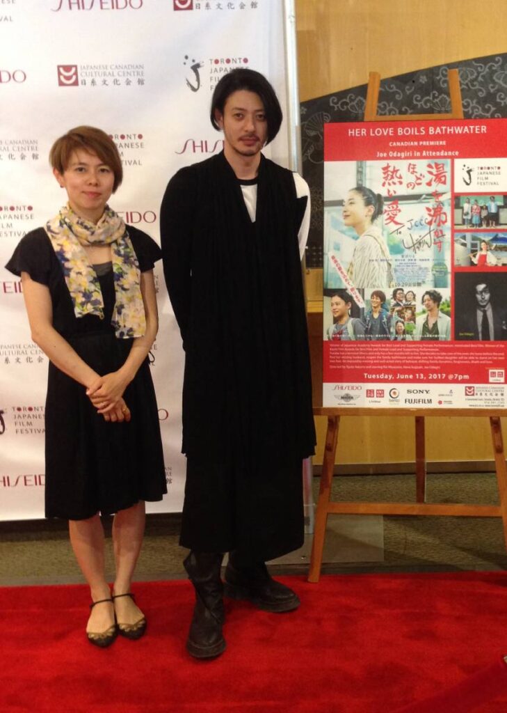 高畠晶さん（左）。オダギリジョーさんと。トロント日本映画祭で。Photo courtesy of Aki Takabatake