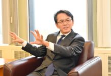 バンクーバー総領事館HPで、丸山総領事の「Show(書)Room」を開設 カナダ文化からインスパイアされる作品をという思いが常にあるので「毎日非常に刺激的です」と笑う丸山総領事。2022年10月24日、在バンクーバー日本国総領事館で。Photo by ©Koichi Saito