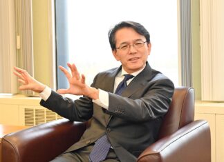 バンクーバー総領事館HPで、丸山総領事の「Show(書)Room」を開設 カナダ文化からインスパイアされる作品をという思いが常にあるので「毎日非常に刺激的です」と笑う丸山総領事。2022年10月24日、在バンクーバー日本国総領事館で。Photo by ©Koichi Saito